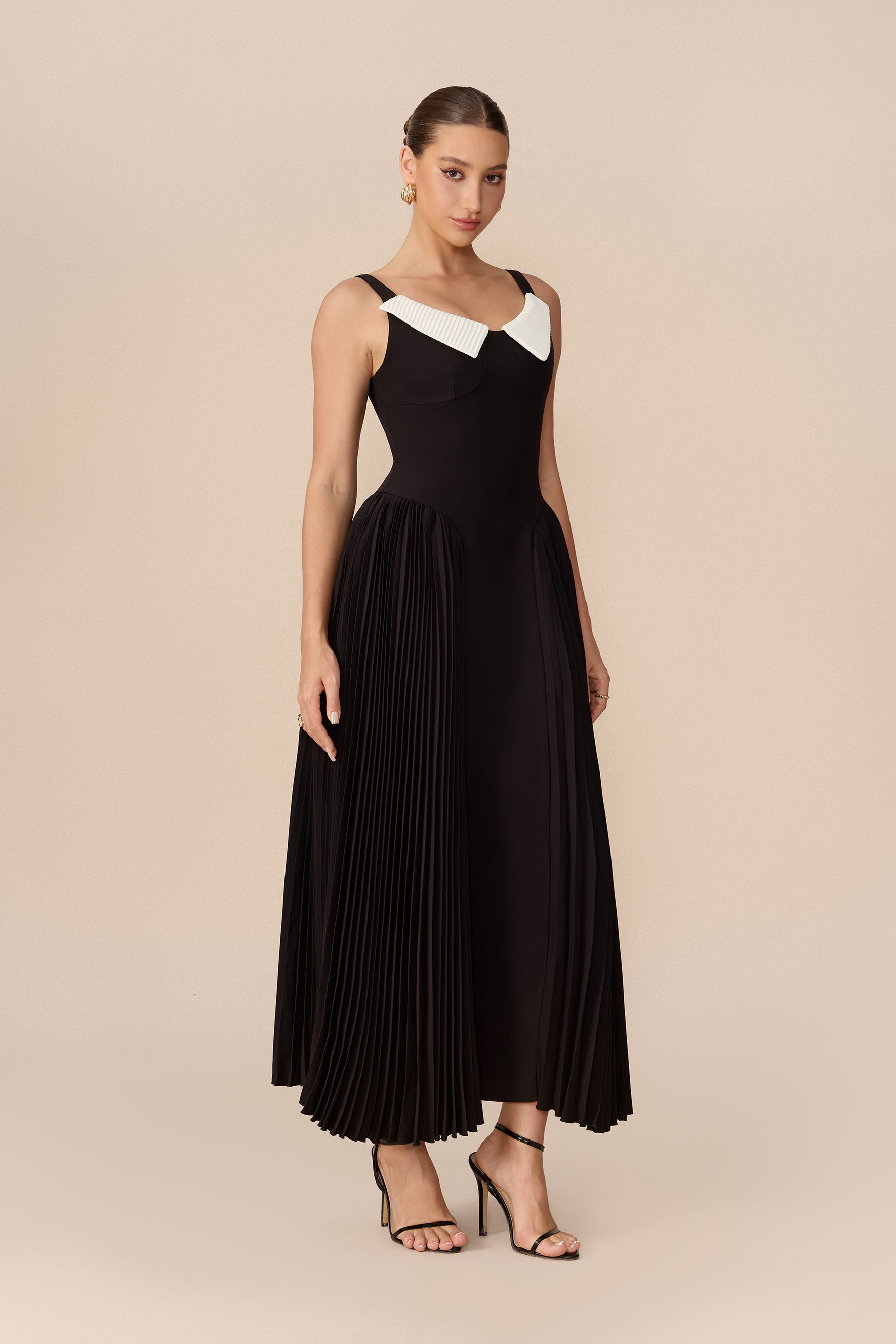 Pleated Maxi Dress With Contrast Collar - view 2