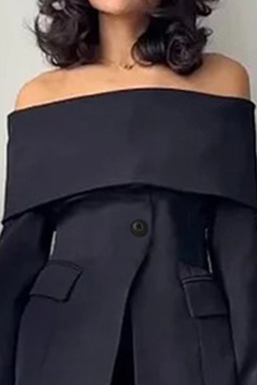 Elegant Blazer With Off-Shoulder Split-Front - 4