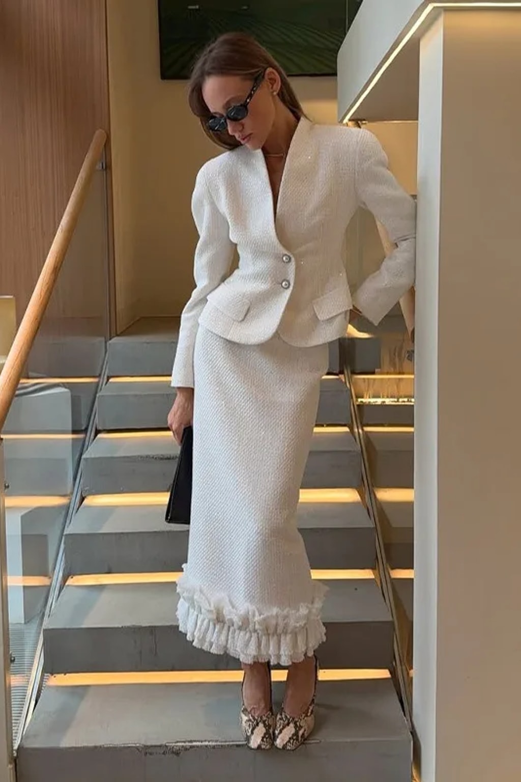 Non-Woven White Skirt Suit With V Neck Slim Fit - 3