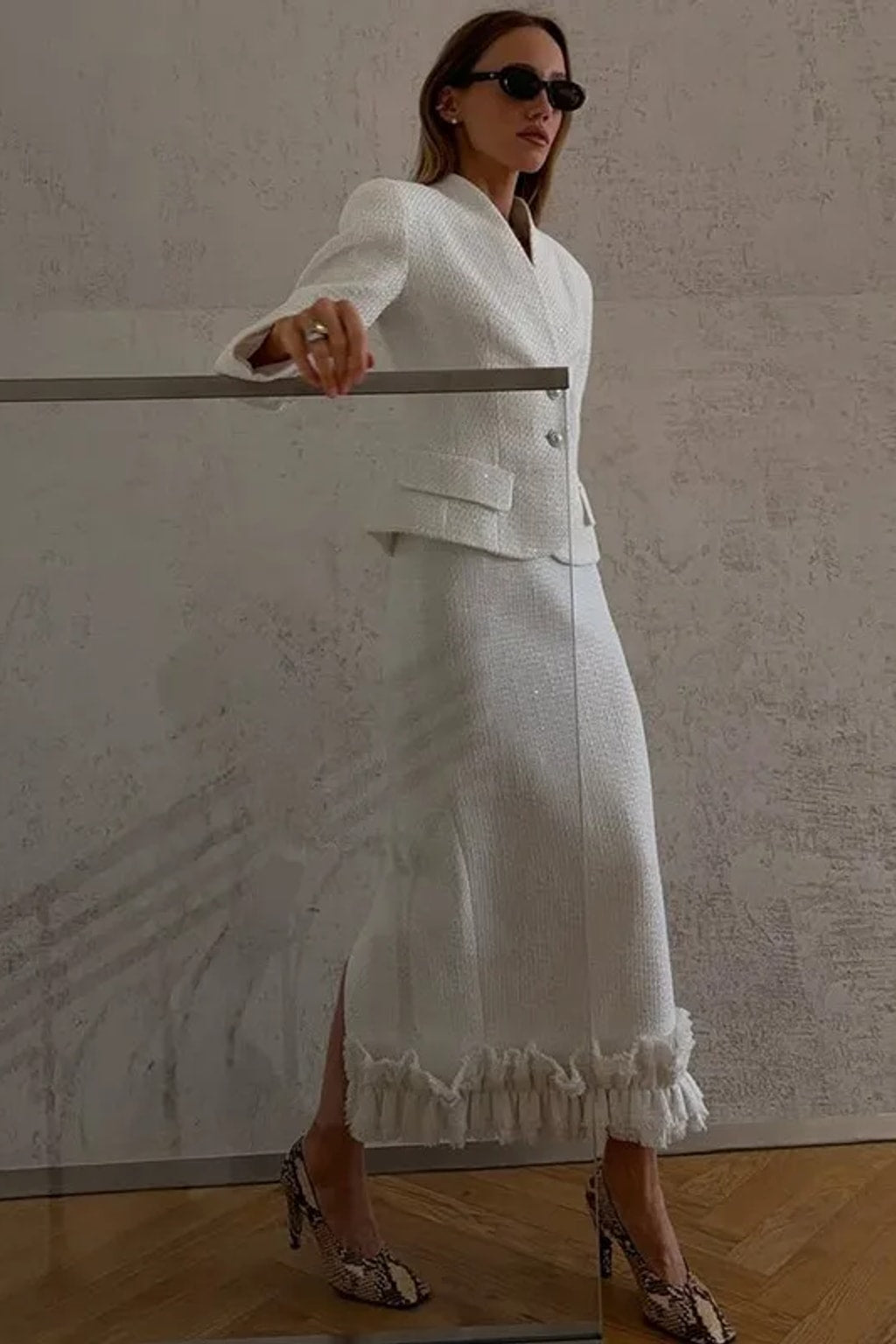 Non-Woven White Skirt Suit With V Neck Slim Fit - 5