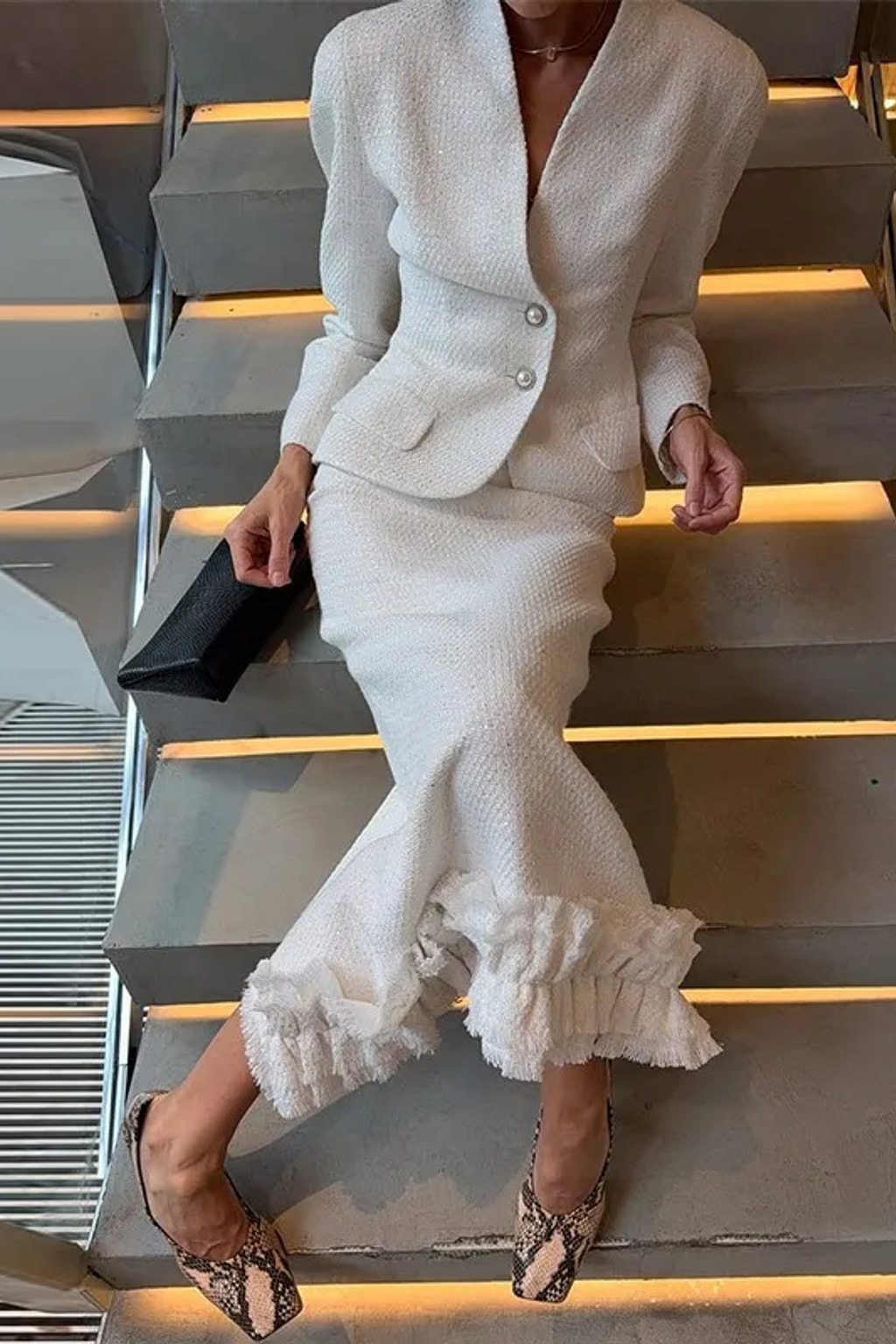 Non-Woven White Skirt Suit With V Neck Slim Fit - 4
